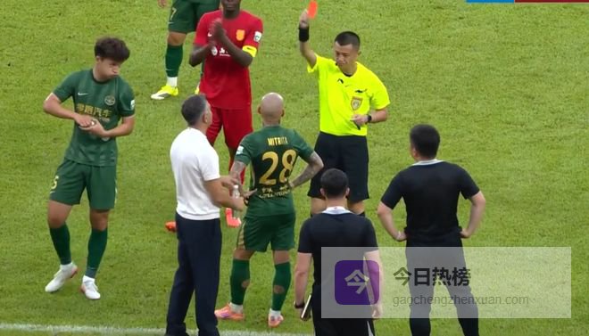 中超又一名场面！米神揪发染红，媒体人热议：心态炸了裁判太差