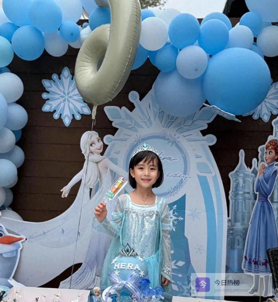 杨怡晒闺女庆生照，小珍珠打扮得跟公主似的，一家子长相真没得挑