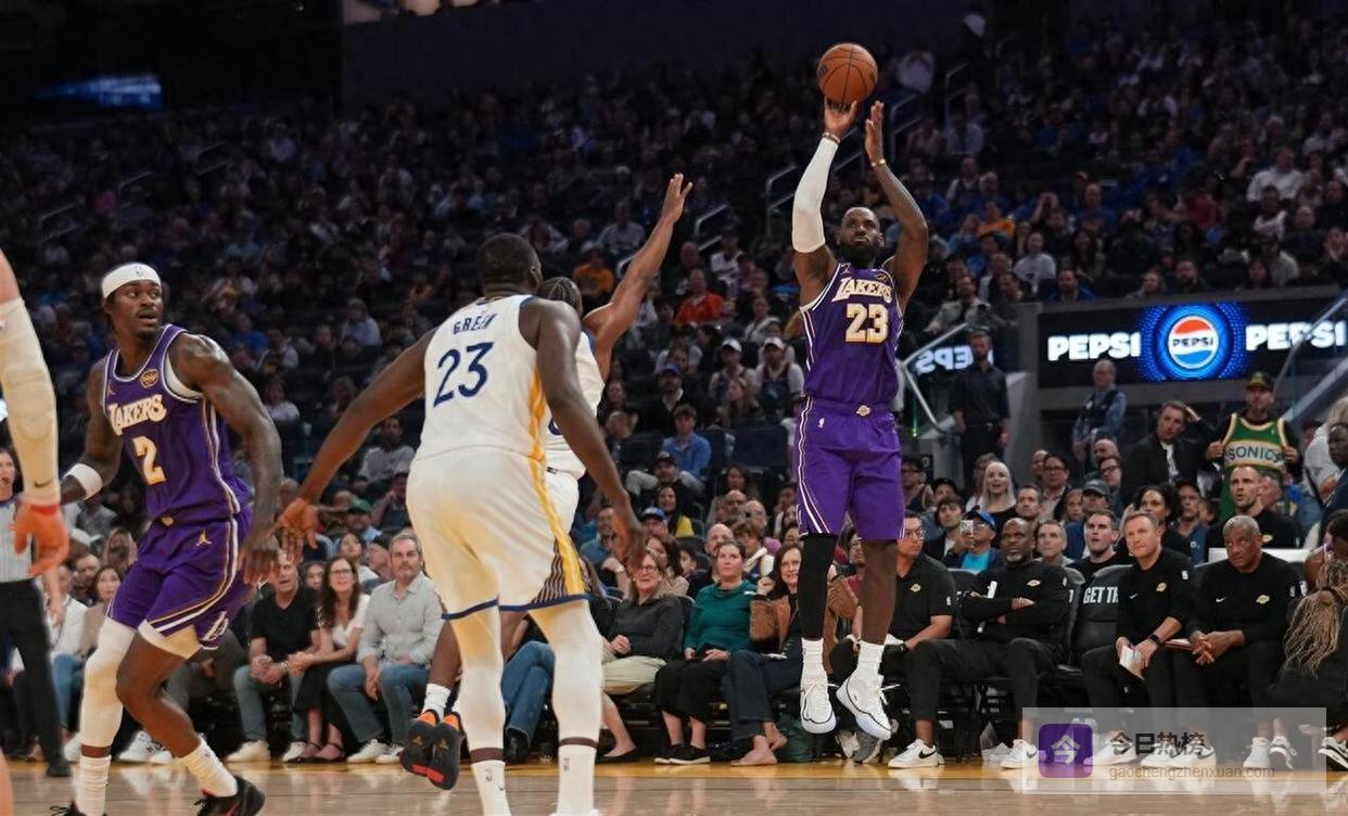 库里轮休，詹姆斯复出26+8+11，湖人大胜勇士守住西部第四
