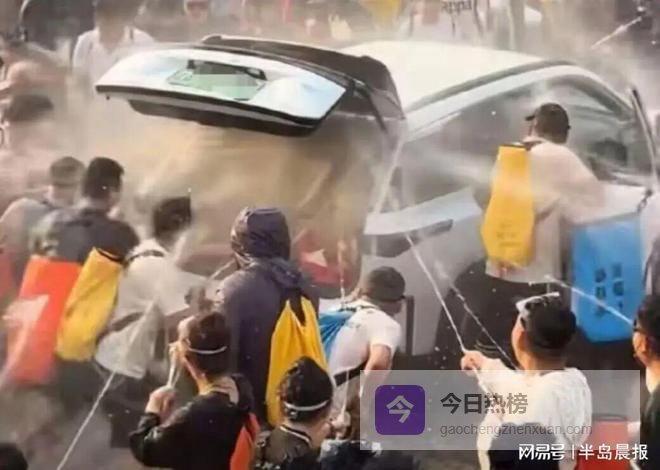 泼水节现场一汽车被多人拉开喷水，车内冒烟，已报警；当地回应
