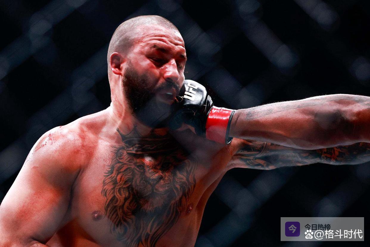 UFC 327霍基特赛后送医，不玩命就没钱：UFC用奖金，快把拳手逼上绝路了