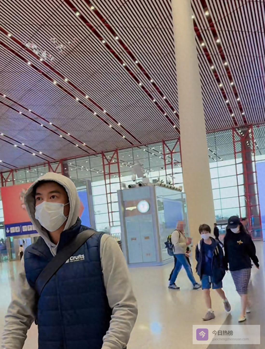 杜江一家3口机场被偶遇，嗯哼穿短裤个头窜好快，霍思燕全身清凉穿搭，去泰国要干啥