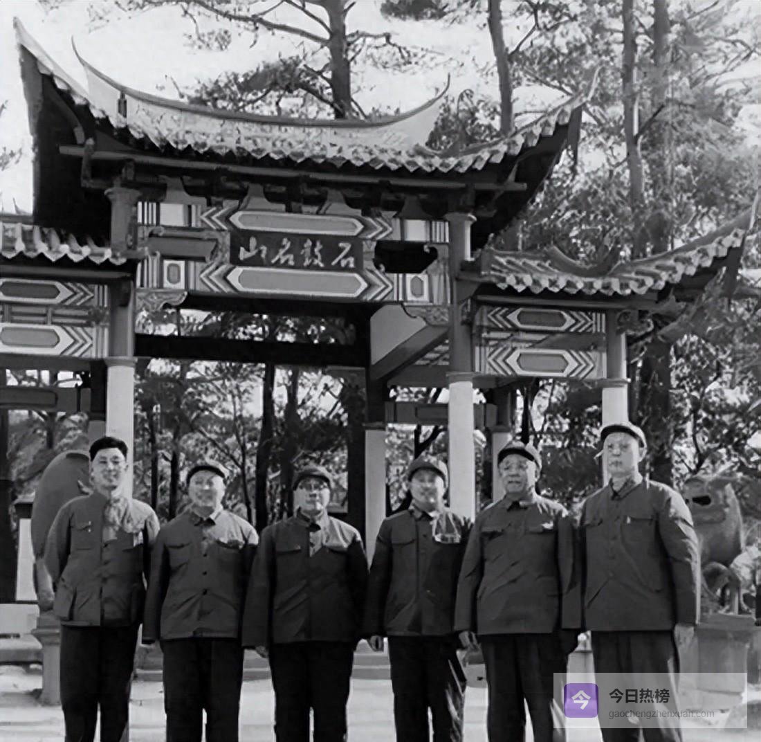 韩先楚的个人活动别人门儿清，警卫觉得有点不对劲，秘书怀疑行踪被监控