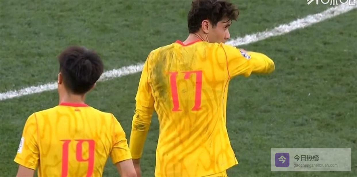 拜合拉木这“推土机”一上场，喀麦隆队直接被撞得人仰马翻，两红三黄成背景板！