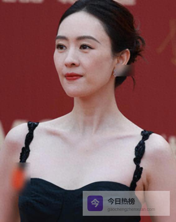 偶遇童瑶北京买面包，素颜脸发际线高，肤色黝黑毫无富太气质