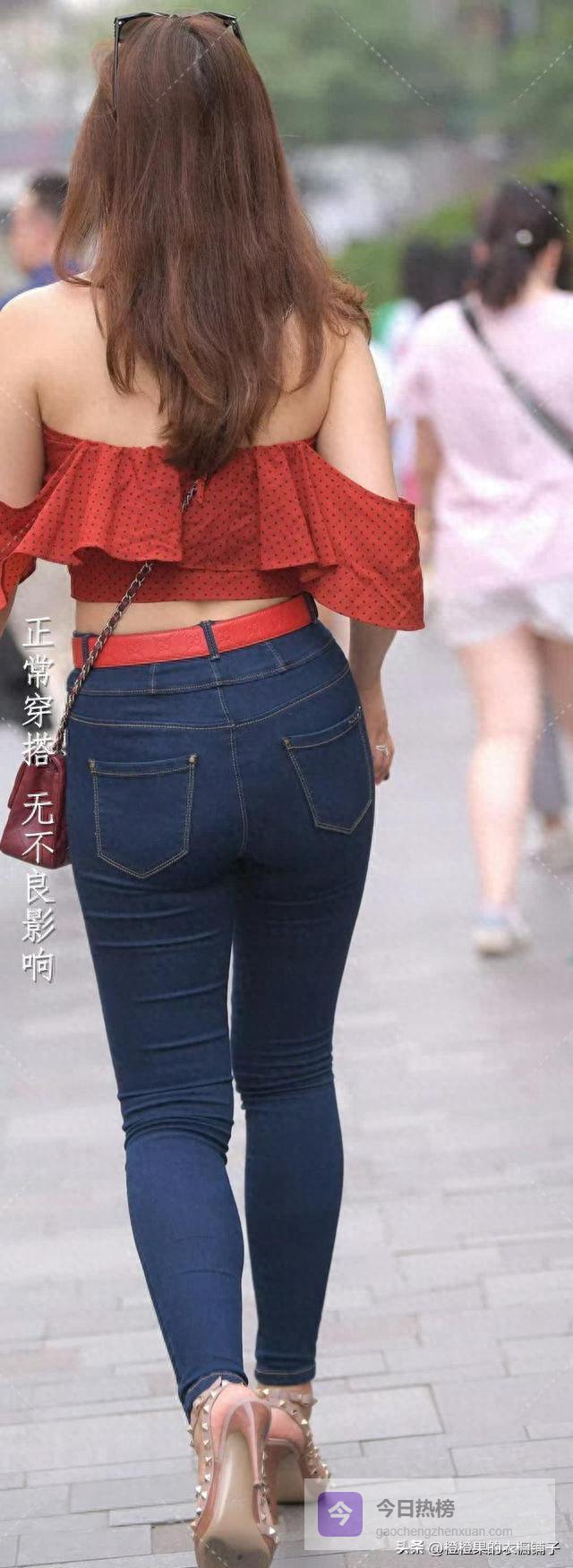 暗红波点配深蓝牛仔，这套复古穿搭不老气，还真有点东西