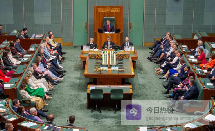 事闹大了！特朗普点名批评，国内油价飞涨，澳洲却狂砸5300亿扩军！嘴上说不去霍尔木兹，暗地里却在下一盘大棋