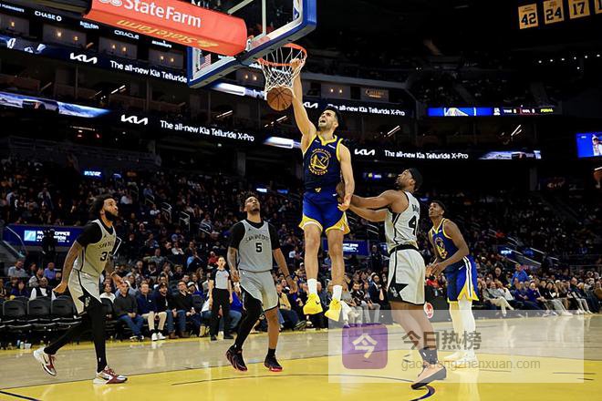 惨败中的一大亮点！土耳其中锋回归NBA后在勇士的表现相当不错？
