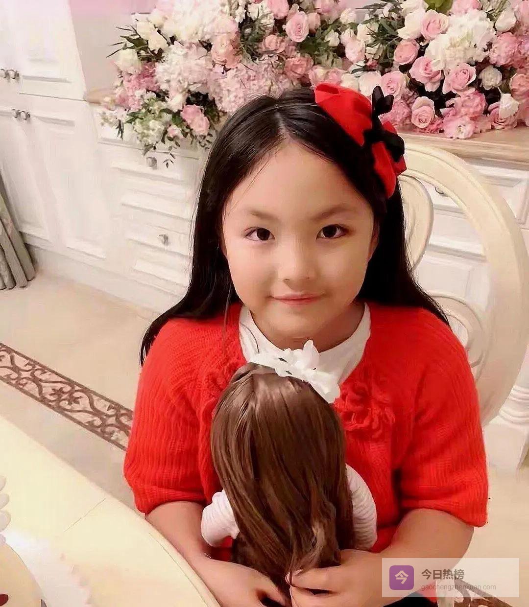 11岁王诗龄瘦出瓜子脸，12万《孔雀图》背后藏着怎样的童年？