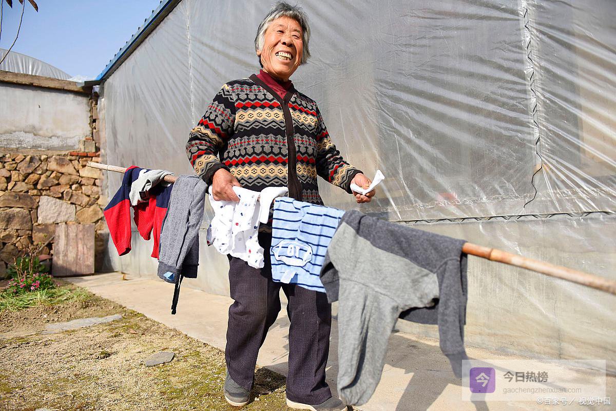 街头老太太统一背斜挎包！看似不起眼，藏满一辈子的生活大智慧