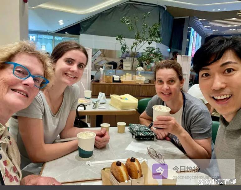 44岁TVB御用医生离巢后成金牌司仪，精通六种语言，近照皮肤紧致像20岁