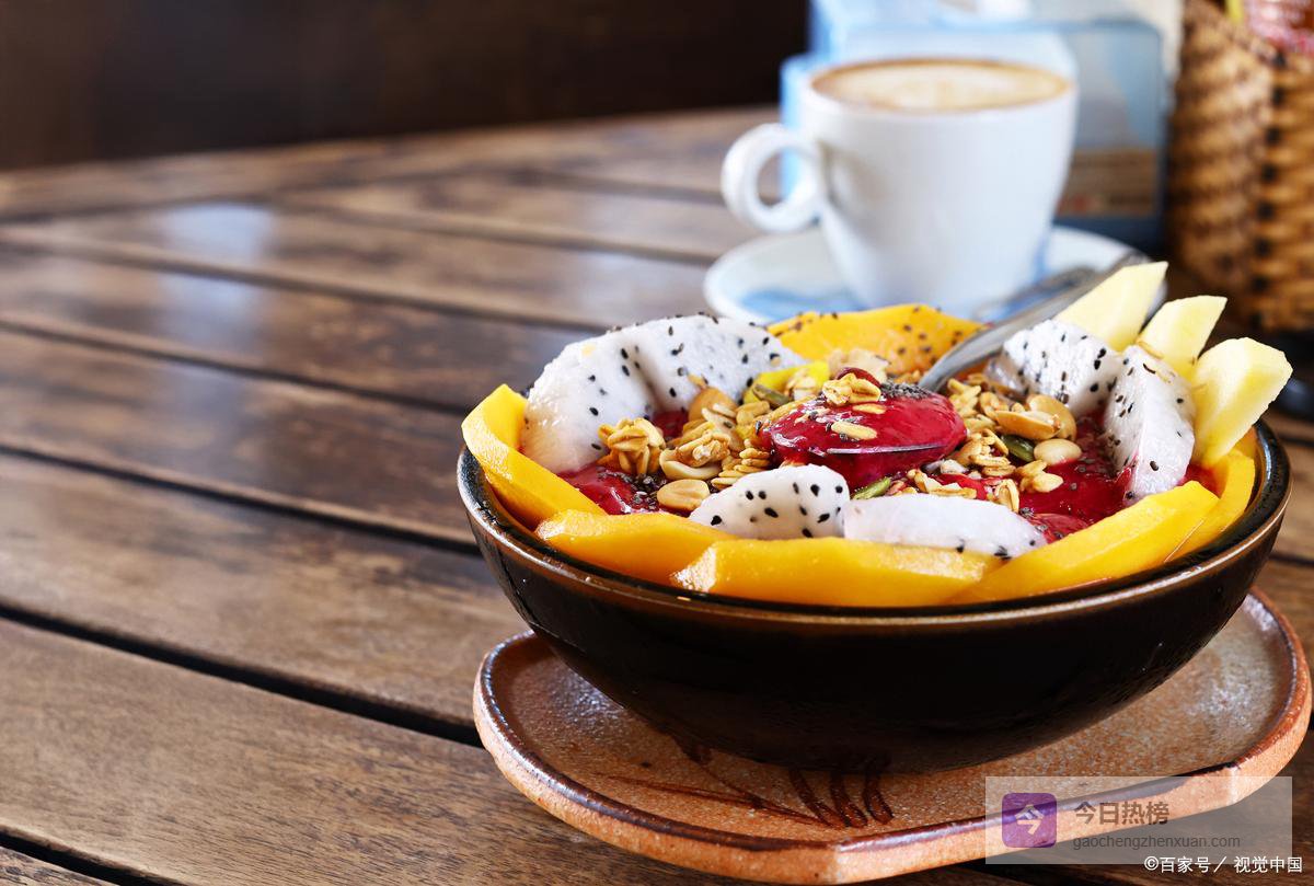健康早餐新选择：水果燕麦杯的营养解析与食用建议