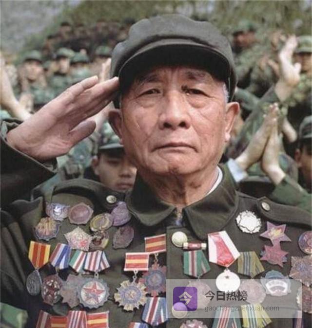 建国后女子在47军英模榜意外发现熟悉面孔，令人诧异：竟然是她的父亲？