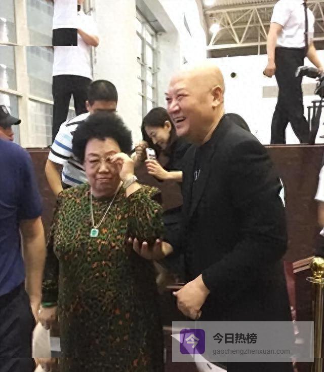 85岁陈丽华去世，家产不是焦点，74岁迟重瑞最让人心疼