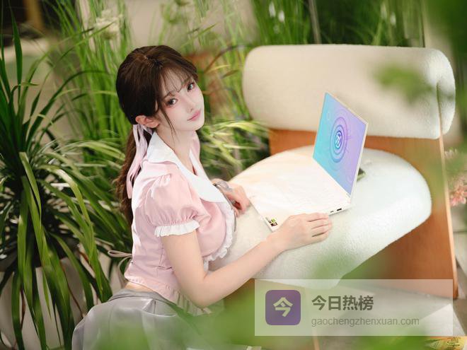 “谷子”为什么这么贵？从一块亚克力板的化学前世，看透小学生的社交货币