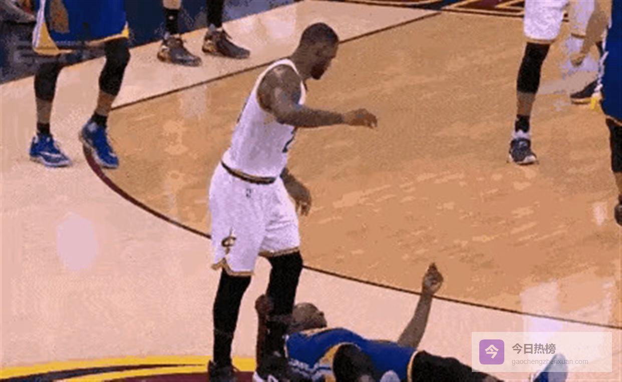 2016年总决赛詹姆斯那一跨，导致格林禁赛，勇士从3-1领先到丢冠