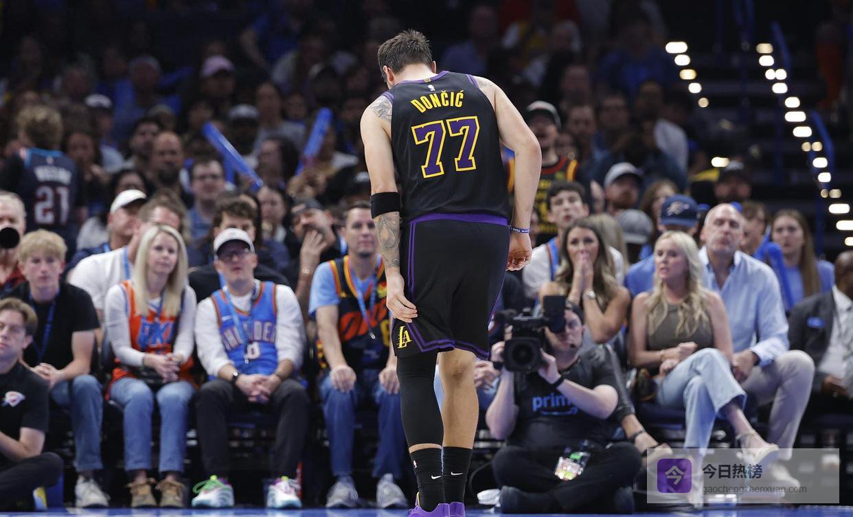 东契奇受伤1天后！湖人正式官宣伤情，最担心事发生了，争冠之旅遭重创