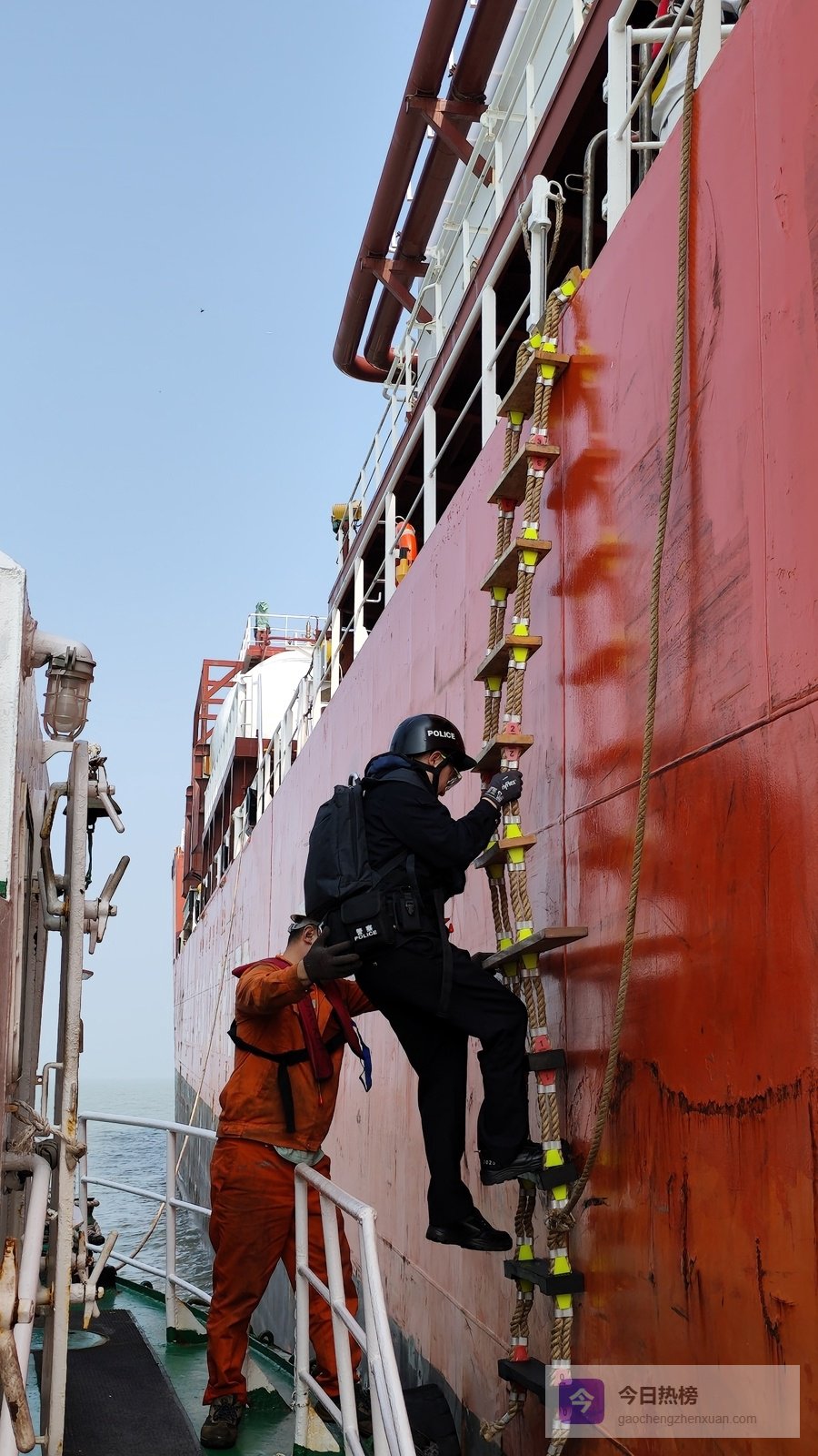 船舶入出境“零等待、零延时”，金山边检站创新推行“锚地登轮”一站式服务