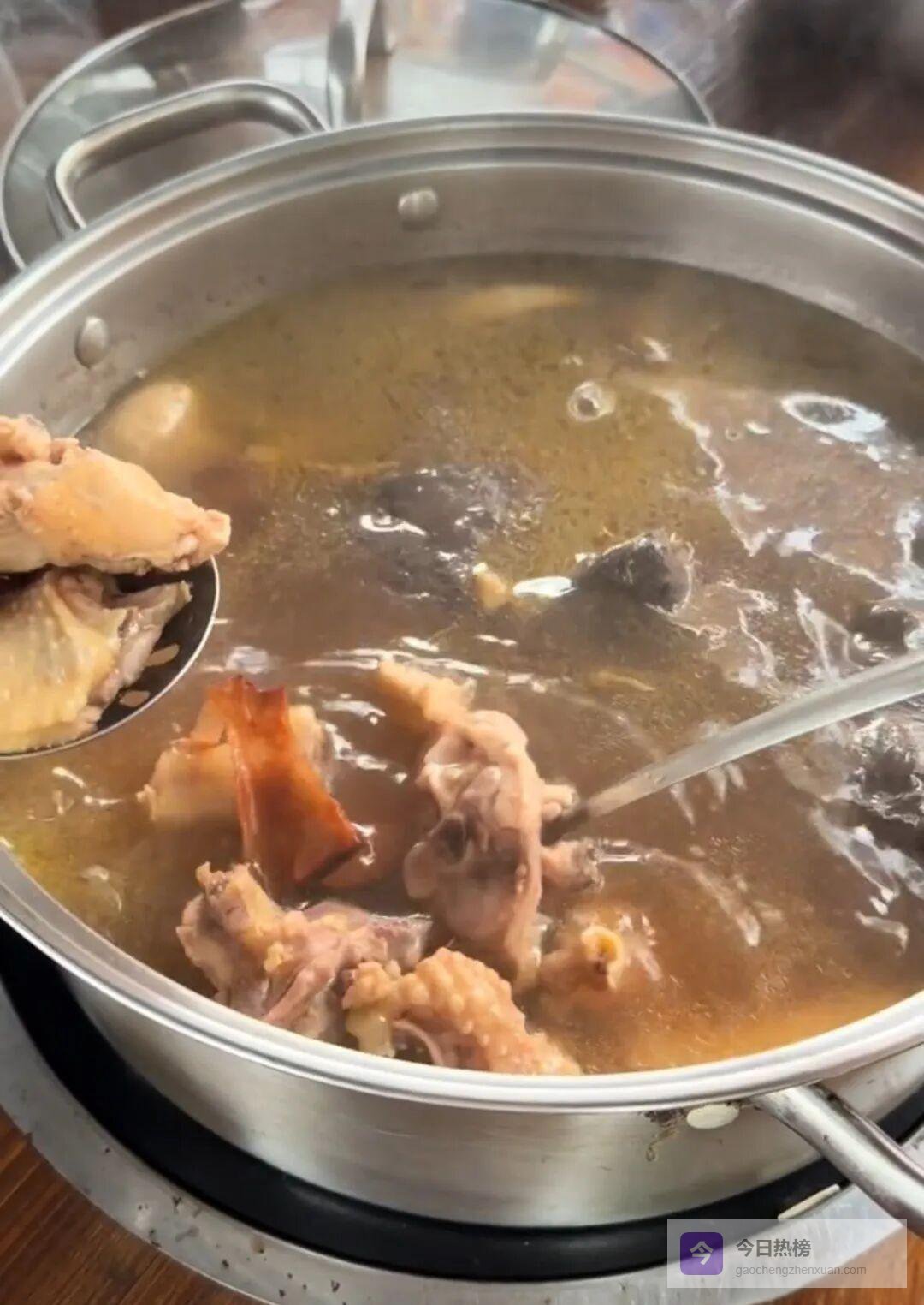 老板越劝退，生意越爆棚：顺德莫氏鸡煲的“反向走红”全记录