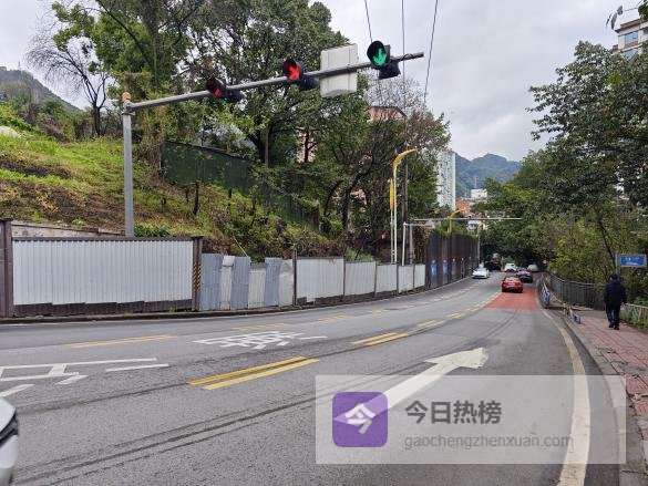 重庆市南岸区城市围挡专项整治③ | 地块围挡篇：龙黄公路围挡焕新 城市颜值再升级