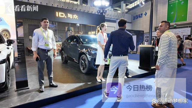 消博会上一句中文怒吼，直接撕碎西方百年谎言！巴基斯坦兄弟当众喊出中国最强底牌！