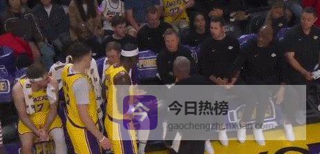 湖人内讧！雷迪克与范德比尔特激烈对峙，次节仅17秒遭雪藏