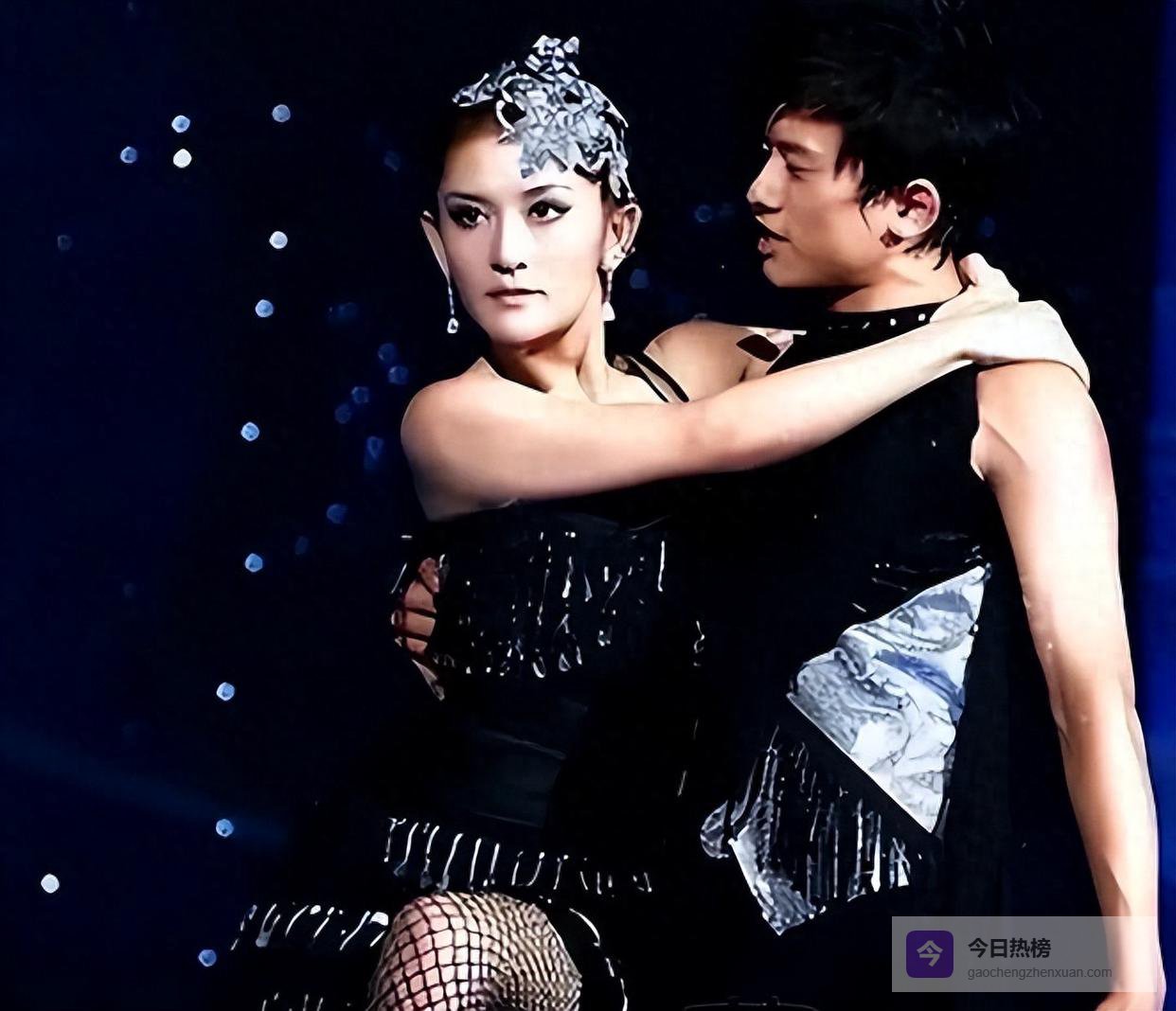 “偏轨”风波后，45岁谢娜官宣开演唱会遭群嘲，张杰的态度成焦点