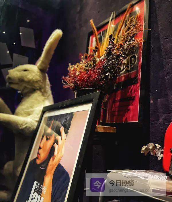 昆凌一句话周董连夜改档？别被“宠粉”剧本骗了，这才是顶流的残