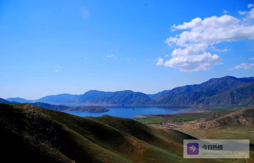 可可托海：蓝得澄澈、白得肆意的天空之镜